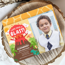 恐竜の火山子供の誕生日写真