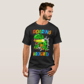 恐竜の王様で幼稚園に突入!バックトゥスクールTシャツ Tシャツ (正面フル)