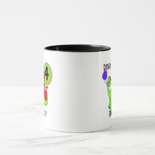 恐竜の第4誕生日のTシャツおよびギフト マグカップ (中央)