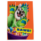 恐竜の衣装を着た犬 ミディアムペーパーバッグ (裏面)