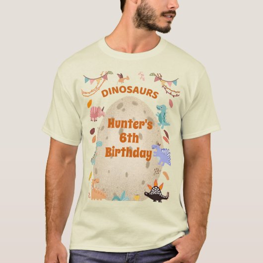 恐竜の誕生日パーティーと巨大なディノ卵 Tシャツ (正面)