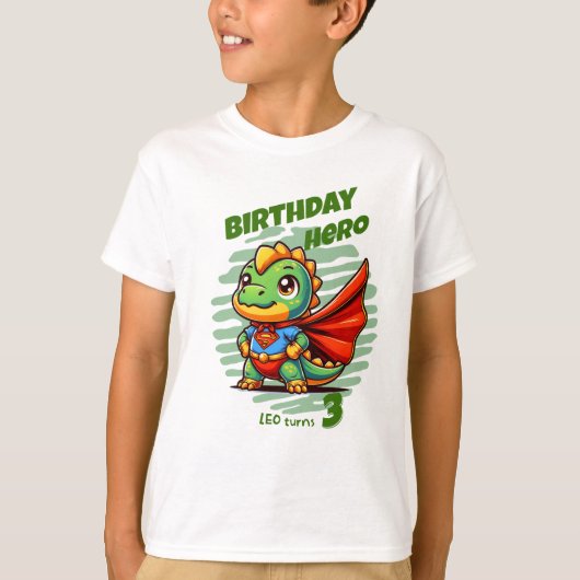 恐竜の誕生日ヒーローTシャツ(名前と年齢が編集可能) Tシャツ (正面)