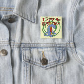 恐竜の誕生日Tシャツとギフト 缶バッジ (インサイチュ)