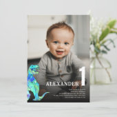 恐竜カラフルの最初の誕生日パーティーカスタム写真 招待状 (スタンド正面)