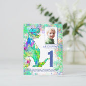 恐竜カラフルの最初の誕生日パーティー インビテーションポストカード (スタンド正面)