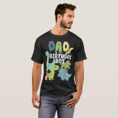 恐竜テーマの誕生日 お誕生日おめでとうパパ Tシャツ (正面フル)