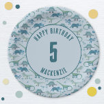 恐竜ボーイ子供の誕生日パーティーブルー ペーパープレート<br><div class="desc">ワイルドな誕生日パーティーの時間！青い背景におもしろいの愛らしい恐竜の群れカスタマイズ、お子さんの名前と年齢で準備ができている。年齢素晴らしに関係なく子供、少年または少女。オリジナルアートby Nic Squirrell.</div>