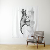 恐竜ユニコーン シルバー | ファンタジーユニコーンの角を持つ恐竜 タペストリー (インサイチュ)