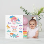 恐竜ワンレックスかわいい女の子1stピンクのパーティー写真 招待状 (スタンド正面)