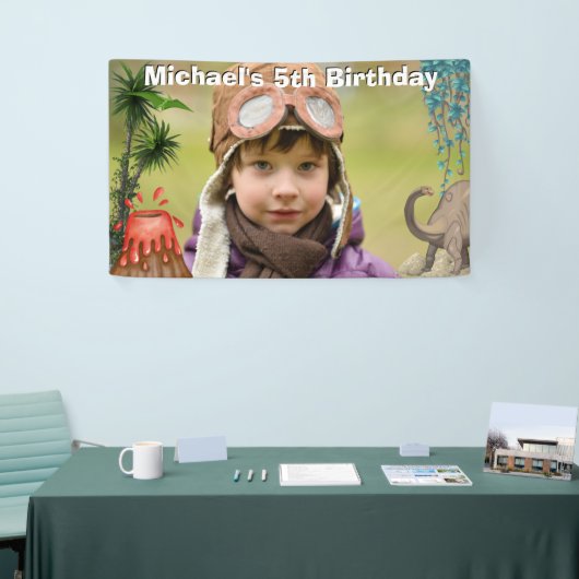 恐竜火山の先史時代の少年の誕生日写真 横断幕 (トレードショー)