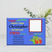 恐竜男子 青いツーサウルス 2歳の誕生日 招待状 (スタンド正面)