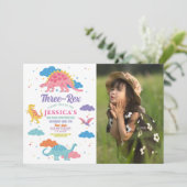 恐竜3人のレックスかわいい女の子ピンクのパーティー写真 招待状 (スタンド正面)