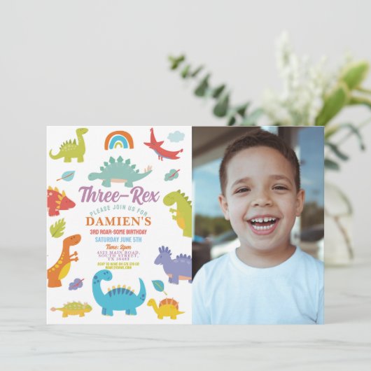 恐竜3人のレックスかわいい男の子のパーティー写真 招待状 (スタンド正面)