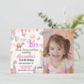 恐竜3歳の誕生日3人のレックス写真ガール 招待状 (スタンド正面)