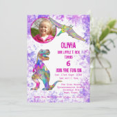 恐竜5誕生日Tレックスガールフォトパープルピンク 招待状 (スタンド正面)