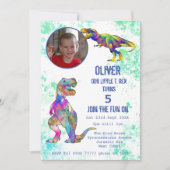 恐竜5誕生日Tレックス少年の写真カラフル 招待状 (正面)