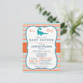 恐竜；ティール（緑がかった色）&オレンジストライプ色の赤ちゃんシャワー インビテーションポストカード (スタンド正面)