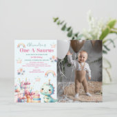 恐竜 1歳 誕生日 カラフル かわいい 招待状 (スタンド正面)
