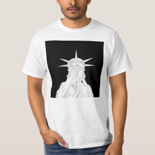 恥ずかしい自由の女神 アメリカの混乱が販売中 Tシャツ (正面)