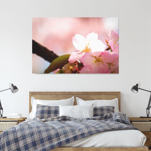 恥ずかしがり屋のサクラの花は花弁の後ろに隠れている キャンバスプリント (インサイチュ (寝室))