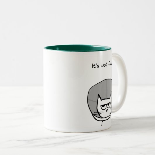恥の怒っている猫そして円錐形 ツートーンマグカップ (正面右)