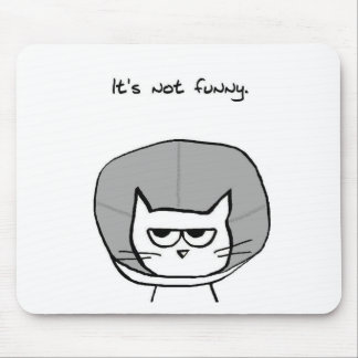恥の怒っている猫そして円錐形 マウスパッド