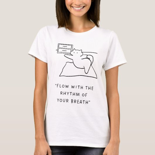 「息のリズムに合わせて流れ」 | ヨガキャット Tシャツ (正面)