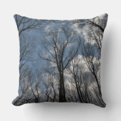 息をのむようなチューリップポプラの木曇り空 クッション (正面)