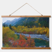 息をのむような秋と高くそびえる山の景色 吊り下げ型タペストリー (正面)