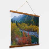 息をのむような秋と高くそびえる山の景色 吊り下げ型タペストリー (傾斜あり)