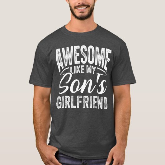 息子の彼女みたいにかっこいい おもしろいパパ Tシャツ (正面)