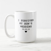 息子の結婚式を生き延びた面白い親への贈り物 コーヒーマグカップ (左)