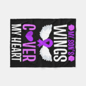 息子の翼が紫のハートを覆う フリースブランケット (正面(横))