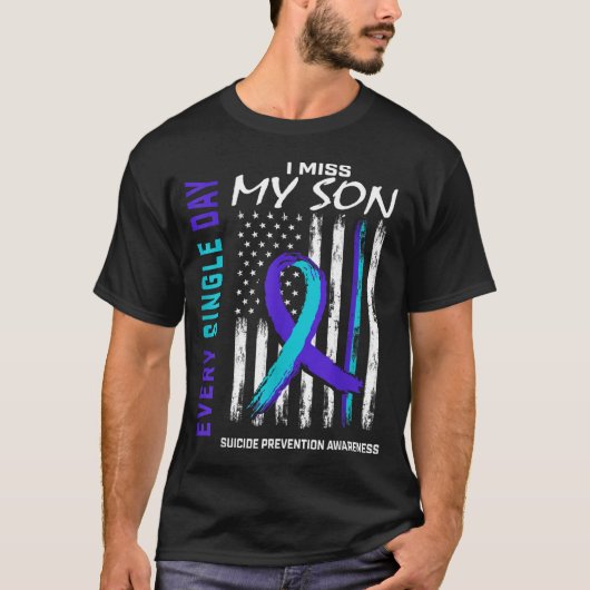 息子を恋しがる 啓発 アメリカ国旗 Tシャツ (正面)