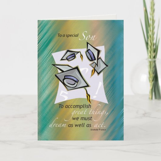 息子、卒業の帽子を空中に、おめでとうございますグラデーション カード (正面)