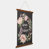 恵みの上に – John 1:16 -フローラ 吊り下げ型タペストリー (傾斜あり)