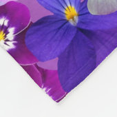 恵みの上の聖書聖句パープルフラワー フリースブランケット (角)