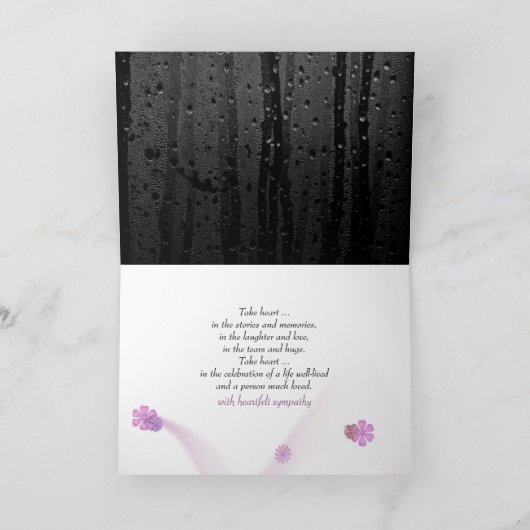 悔やみや弔慰のバラの花束を雨の滴でドイに着ける カード (内部)