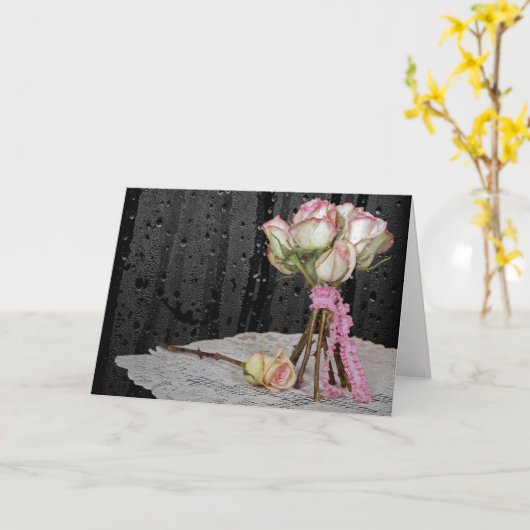 悔やみや弔慰のバラの花束を雨の滴でドイに着ける カード (黄色い花)