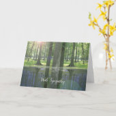 悔やみや弔慰の森と水の穏やかなシーンで カード (黄色い花)