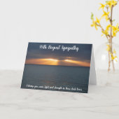 悔やみや弔慰の海の夕日;暗い時の光 カード (黄色い花)