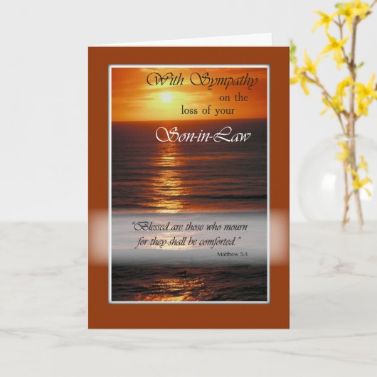 悔やみや弔慰の義理の息子の喪失と海の日没 カード (黄色い花)