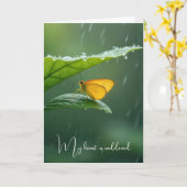 悔やみや弔慰の蝶が雨の中の緑の葉に カード (黄色い花)