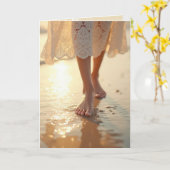 悔やみや弔慰ウーマン歩くオンウェットビーチ砂 カード (黄色い花)