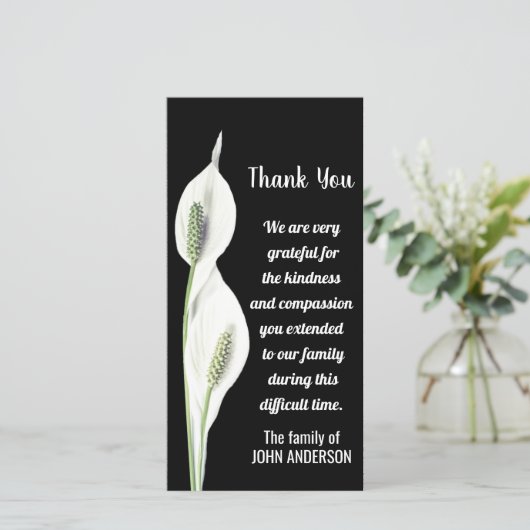 悔やみや弔慰サンキューメモリアルホワイトリリーフラワーカード サンキューカード (スタンド正面)