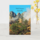 悔やみや弔慰、山と雲、自然の美しい カード (黄色い花)