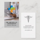 患者のカルテを見渡す医師 名刺 (正面/裏面)