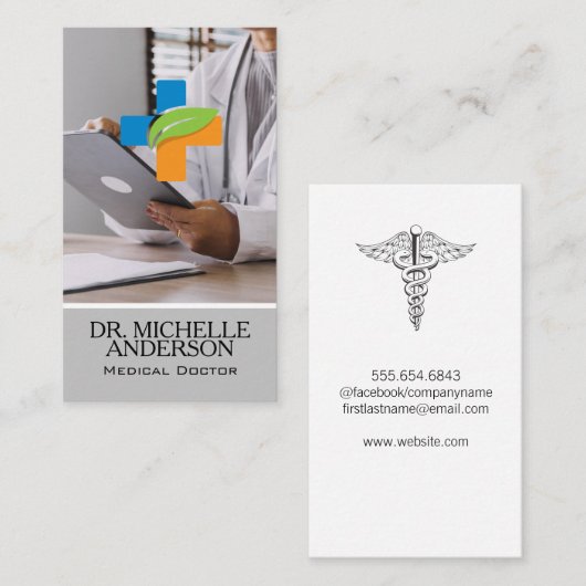 患者のカルテを見渡す医師 名刺 (正面/裏面)