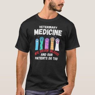 患者の血液を採取する獣医学 Tシャツ