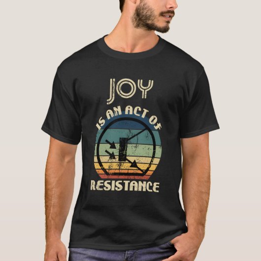 悦びは抵抗行為だ Tシャツ (正面)
